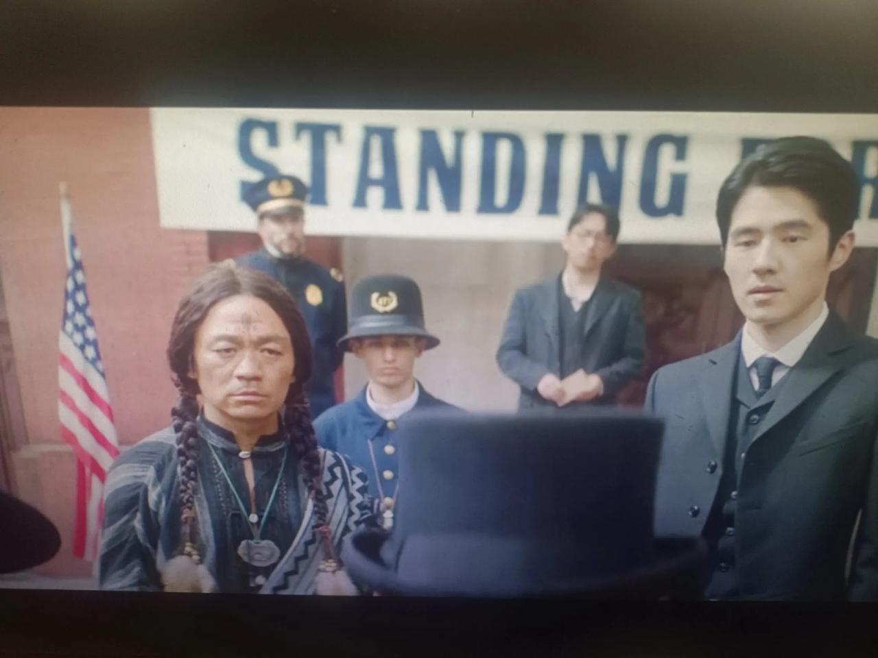 唐探1900。王宝强饰演的阿鬼本是中国华人，父亲是在美国修铁路的员工，遇难后阿鬼