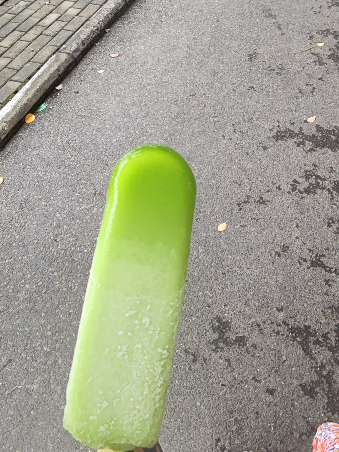 吃一根绿舌头一会变成绿舌怪机器人肯定不吃冰棒吧 