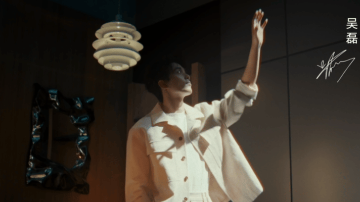 吴磊说勇敢就要小牛一点 茶室里的安然静坐，球场上的肆意挥拍，两种状态，一样鲜活。