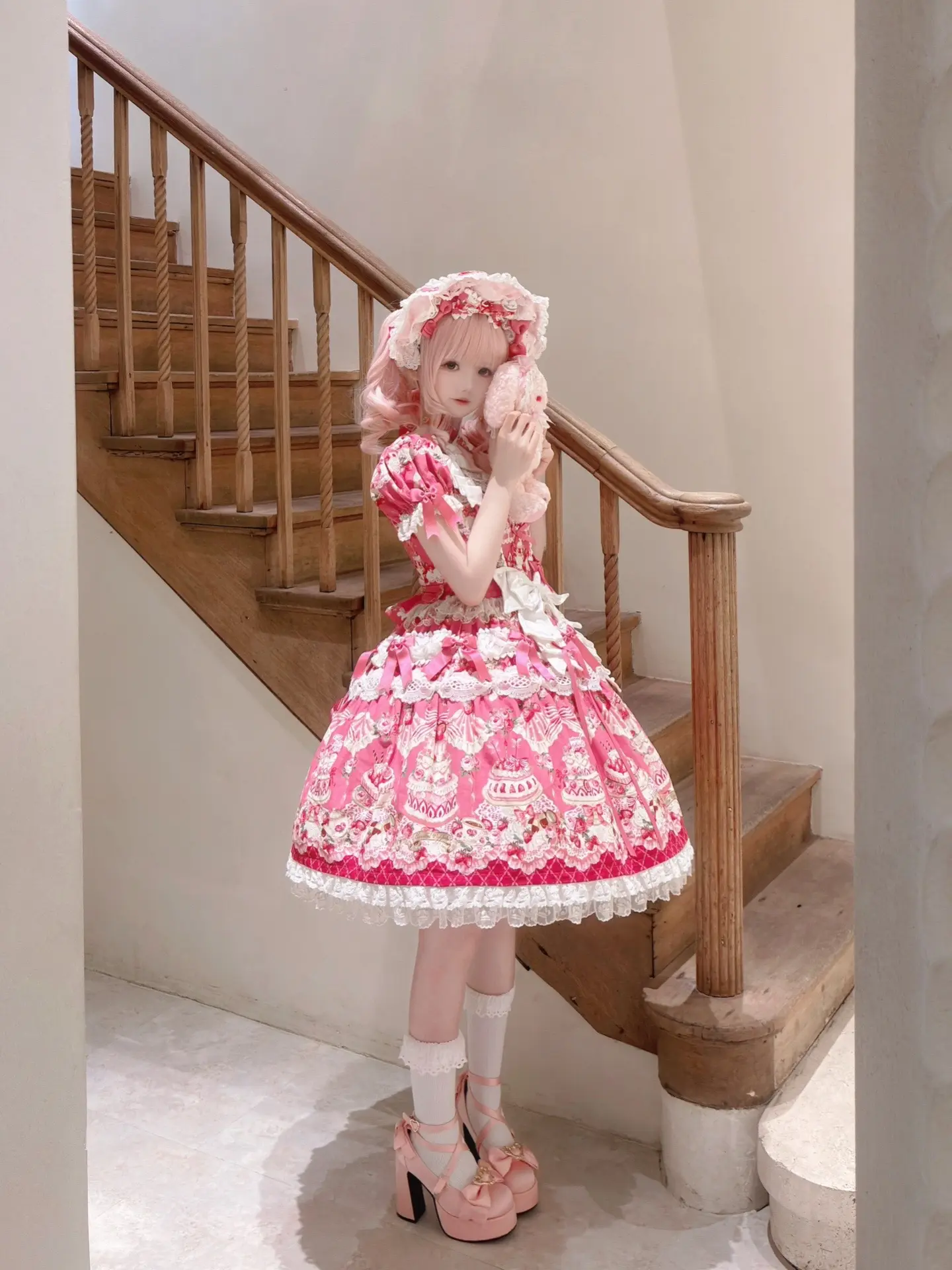 可是她真的好像一个等身洋娃娃。