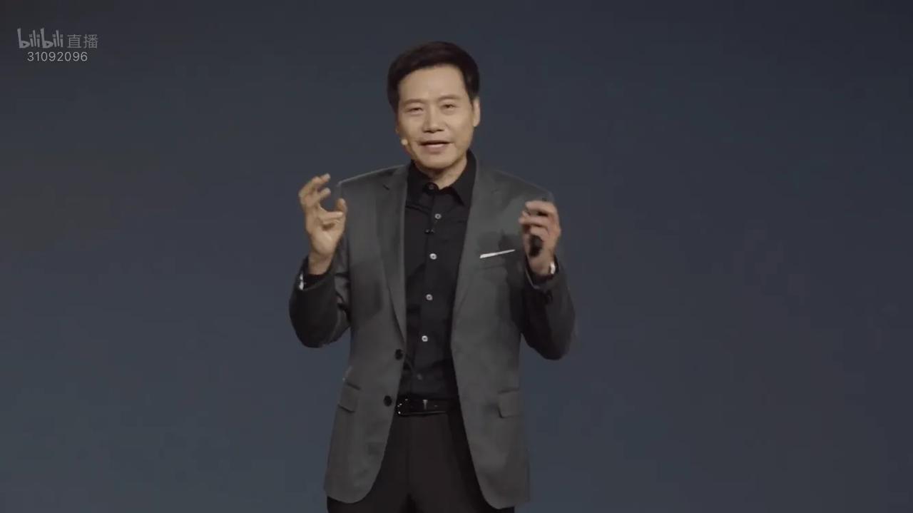 小米汽车技术发布会，雷总居然没穿手机发布会上标志性的牛仔裤了[惊呆]搞一套深色的
