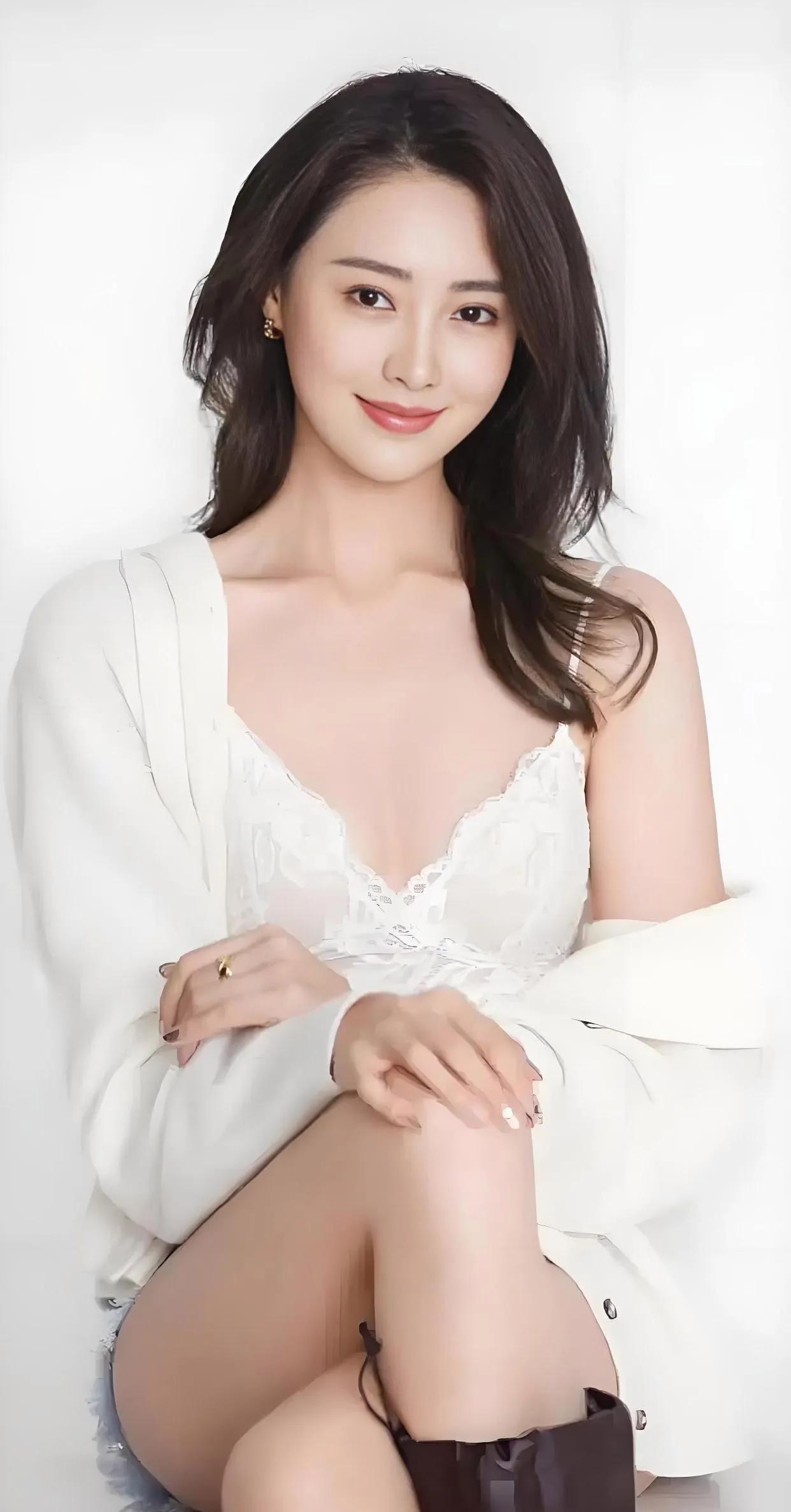 美丽女人，是岁月中最绚烂的诗篇，是人间最动人的画卷。她们的优雅与智慧，让我们相信