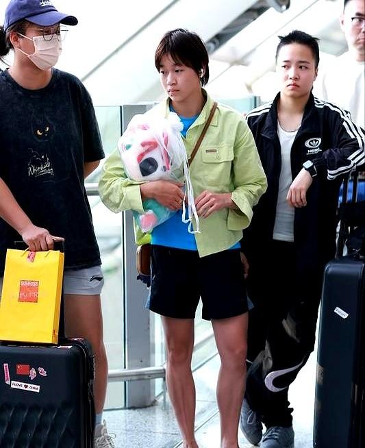 港圈风水师放话了，说全红婵的面相，比郭晶晶还要旺！

就因为她下巴那颗“地库痣”