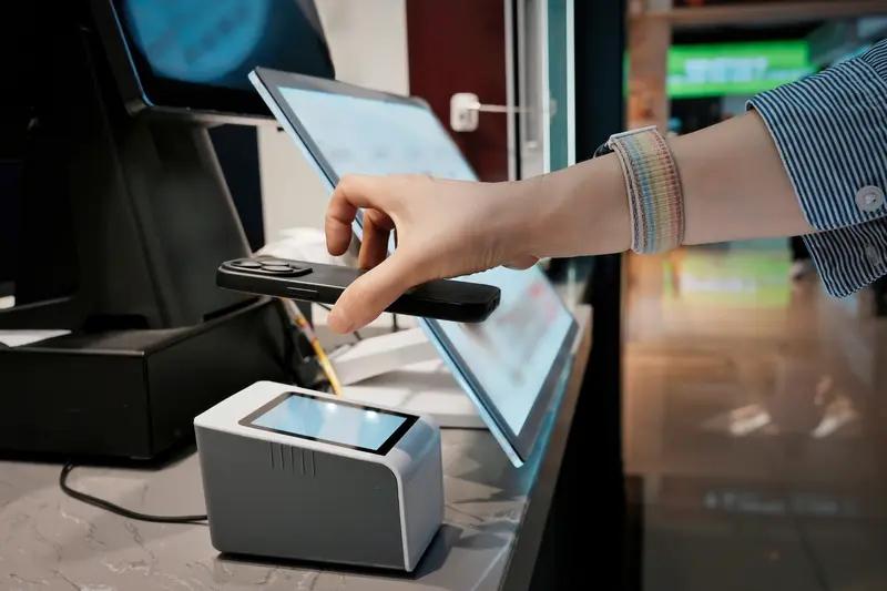 某地一餐饮店，要求顾客先付款后用餐被骂。顾客：我都还没吃，付什么钱，谁会少了你那