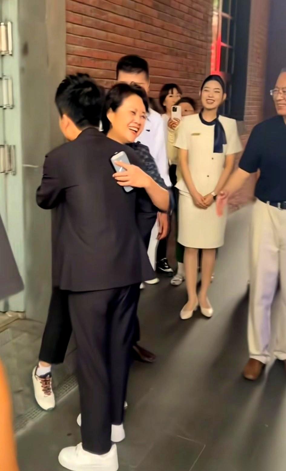 “已经是牛马人生了，不用再快马加鞭了。”
刘之冰老师看着宇辉，轻轻说了这么一句。