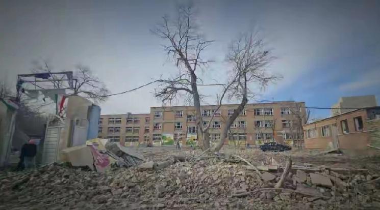 3月3日，伊朗南部米纳卜市，为被美以空袭遇难者，举行大规模集体葬礼，人们抬棺游行