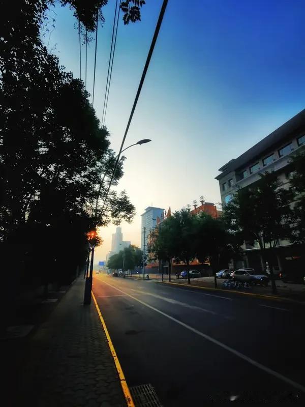 清晨对自己说这5句话，超治愈！
第一句，“今天也要像光一样明亮”，自律踏实，把寻