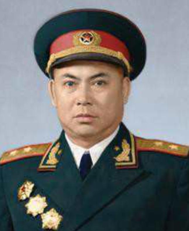 1968年3月，温玉成接到紧急命令，匆匆前往军委开会，但毛主席看到他时，眉头微皱