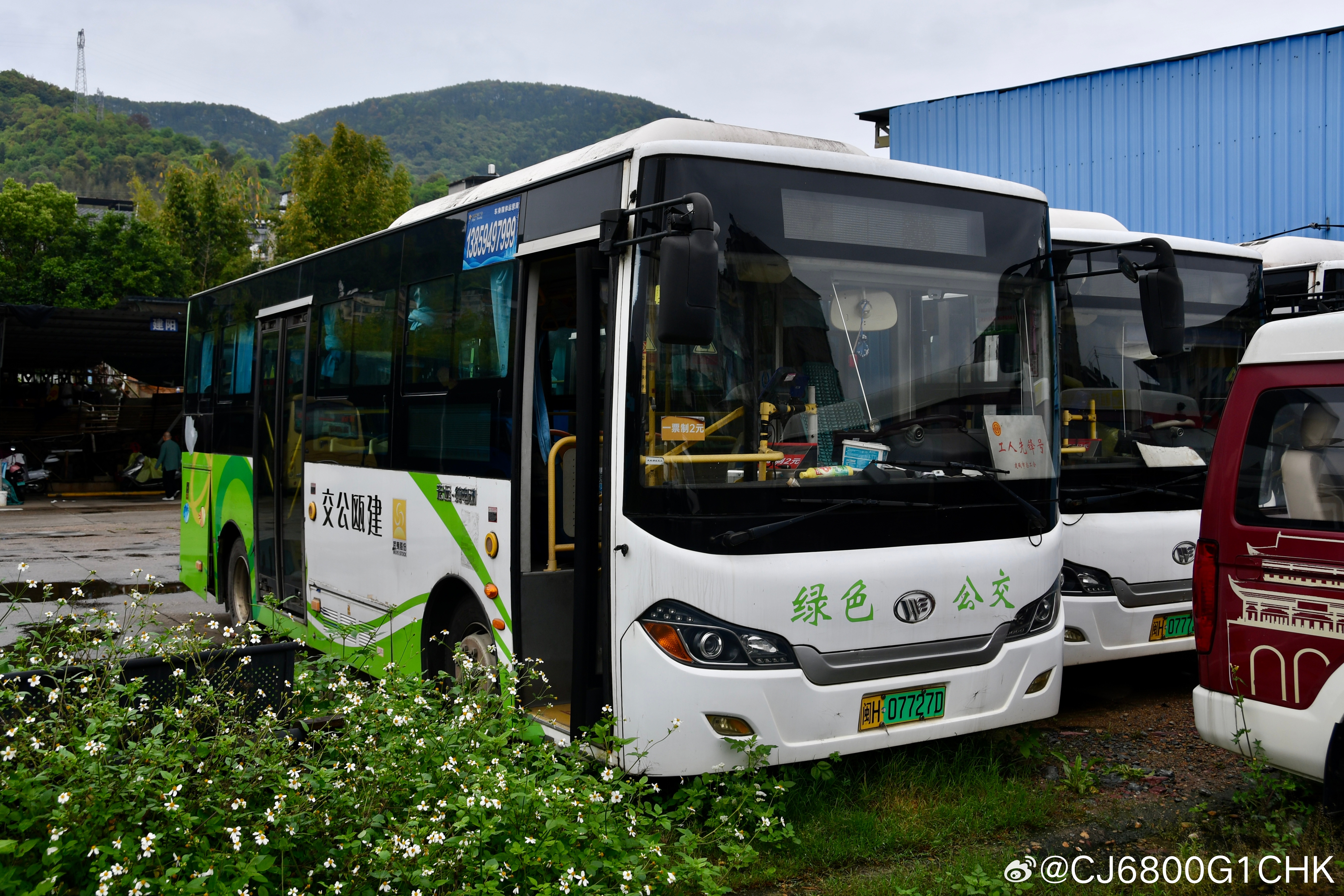 南平·建瓯市打卡，农村客运开始电动化，两个绿色东风电动的充电口不在一侧 