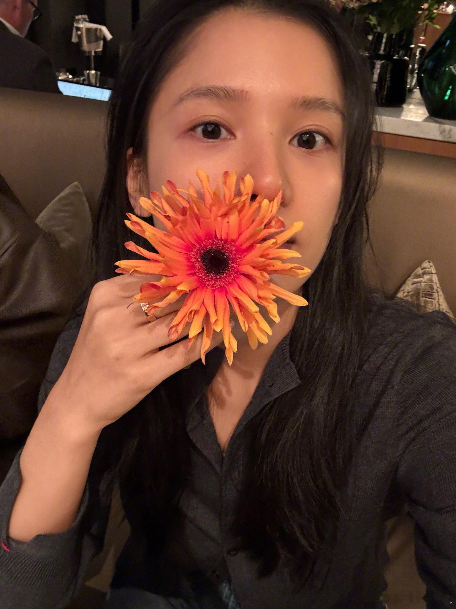 张婧仪伦敦素颜plog 好绝的素颜状态跨国营业状态也好棒感觉伦敦的天气也好好，请