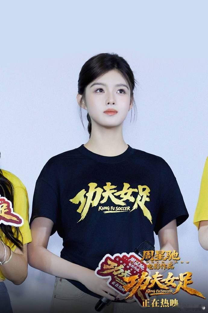 周星驰夸艾米跑得快 星爷对拍戏要求极致大家都知道，拍到满意为止！艾米虽然才18岁
