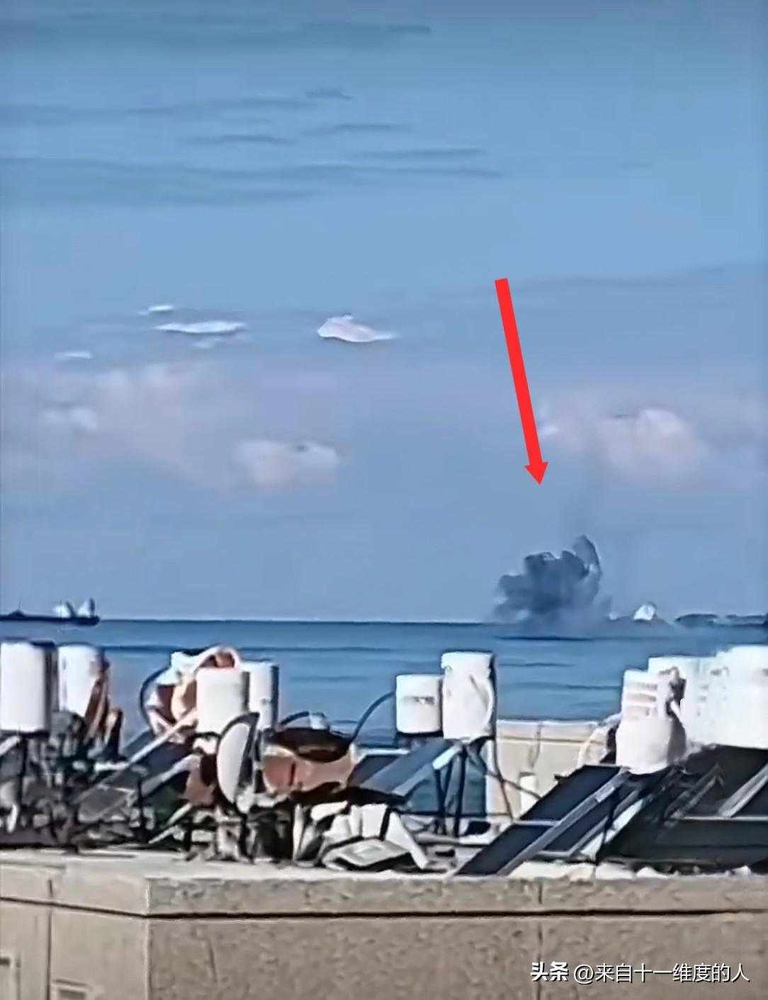 有人在特拉维夫开直播，然后刚好拍到港外有艘船被炸，不过应该不是航母，是一艘支援舰