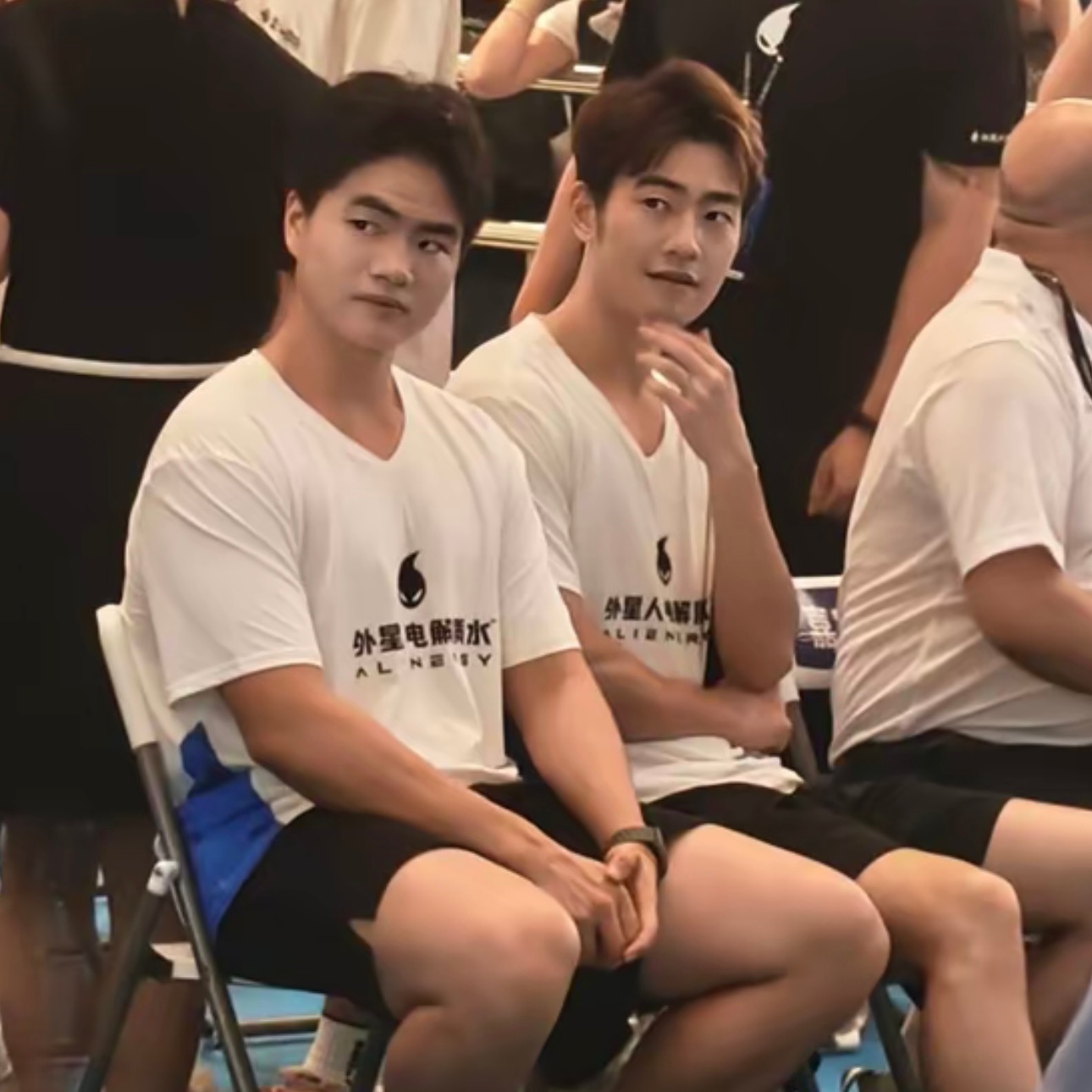 抓拍好搞笑 呆萌地望着这个世界 ​​​