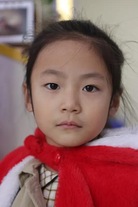 太吓人了！河南郑州一个6岁女孩，就因为跟着家人回老家大扫除，结果陷入生命危险。她