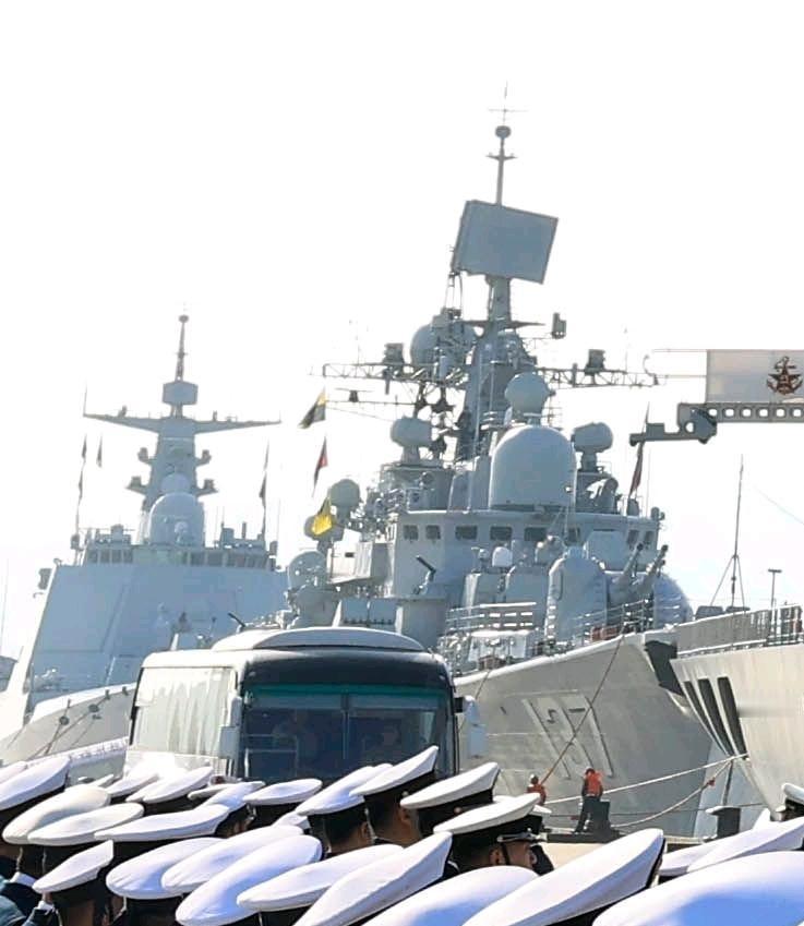 第47批护航编队凯旋现场

图为正在靠泊码头的903A高邮湖舰

后面停靠的是“