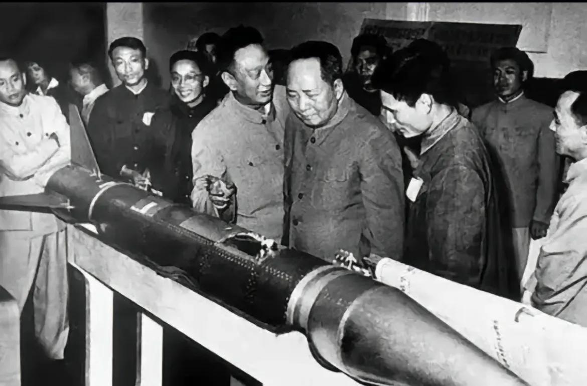 毛主席：“军队的兵器的最大效用不过是杀敌，最终的目的不过是削弱或消灭敌人的战斗力