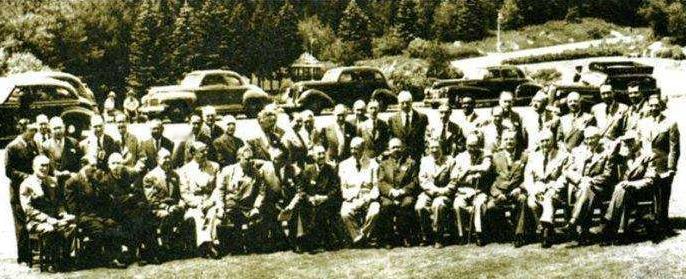 2016年的委内瑞拉街头，怀孕6个月的莫妮卡正在翻捡垃圾，她找到了一个看起来还不