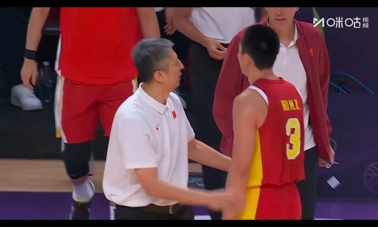 胡明轩被郭士强表扬不容易，上半场开4个三分球拿14分

中国队打印度，上半场就5