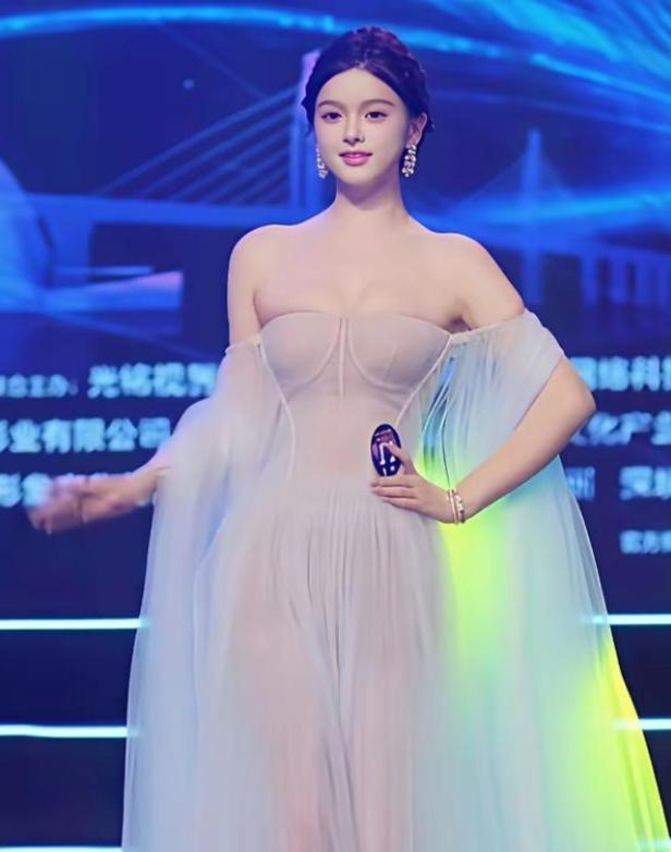 伊娃：从沙县小店走出的选美冠军，普通女孩的星光逆袭
 
在光鲜亮丽的选美模特圈子