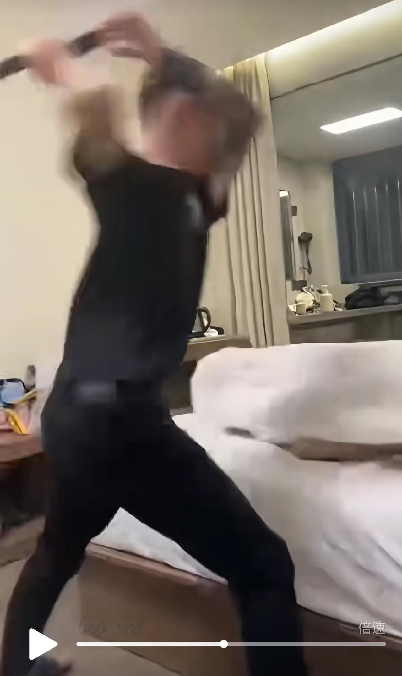 这个皮带男得多大的怨气，

看看他这架势，

胳膊都抡圆了，要知道对面可是他的妻