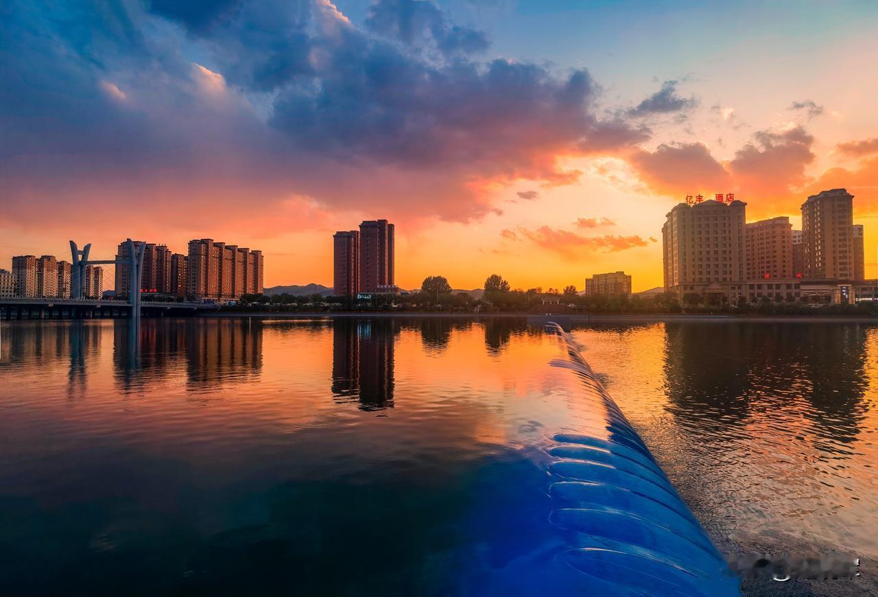 成组晚霞照片，真的有；是否醉美，您说了算。

不知朋友们是否注意过，一年四季的晚