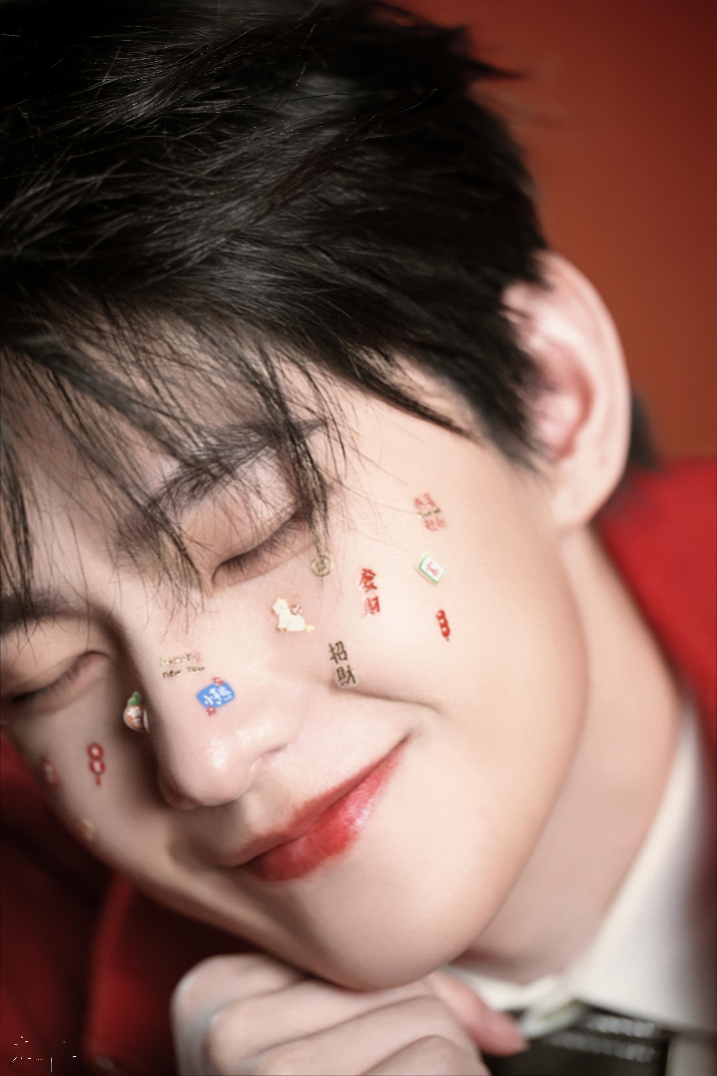 原来这个太正经了，但又很喜欢。新的也很喜欢。主页帮我选选，极限二选一吧。