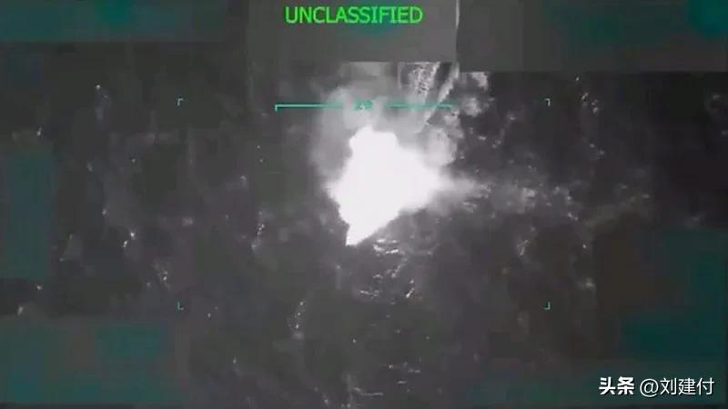 美军潜艇击沉伊朗军舰已致87死 美军潜艇击沉伊朗军舰致87人死亡。中东战火愈演愈