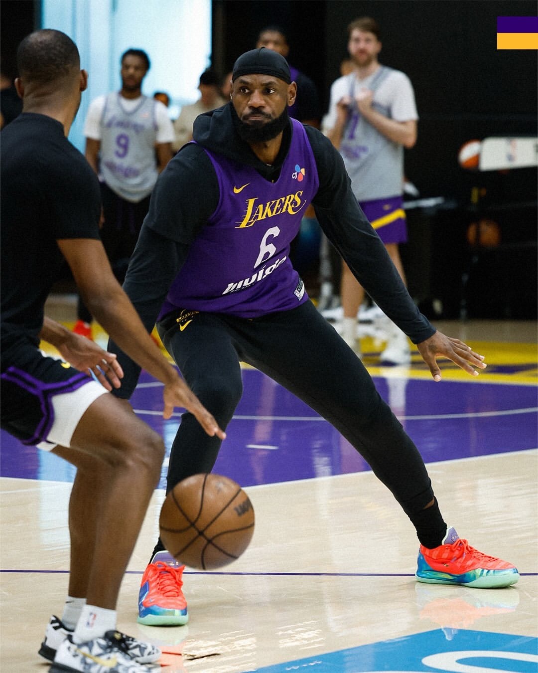 湖人今日训练照。洛杉矶湖人里夫斯小腿二级拉伤