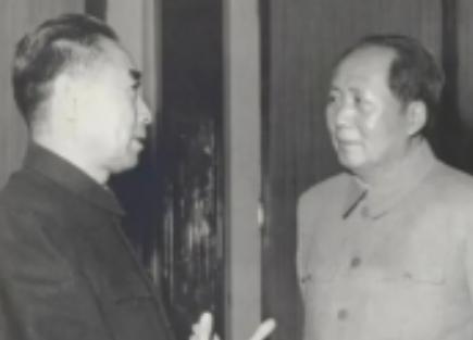 1964年，毛主席秘密地把周总理叫到办公室谈话。毛主席悄悄地说：“恩来，我有一个