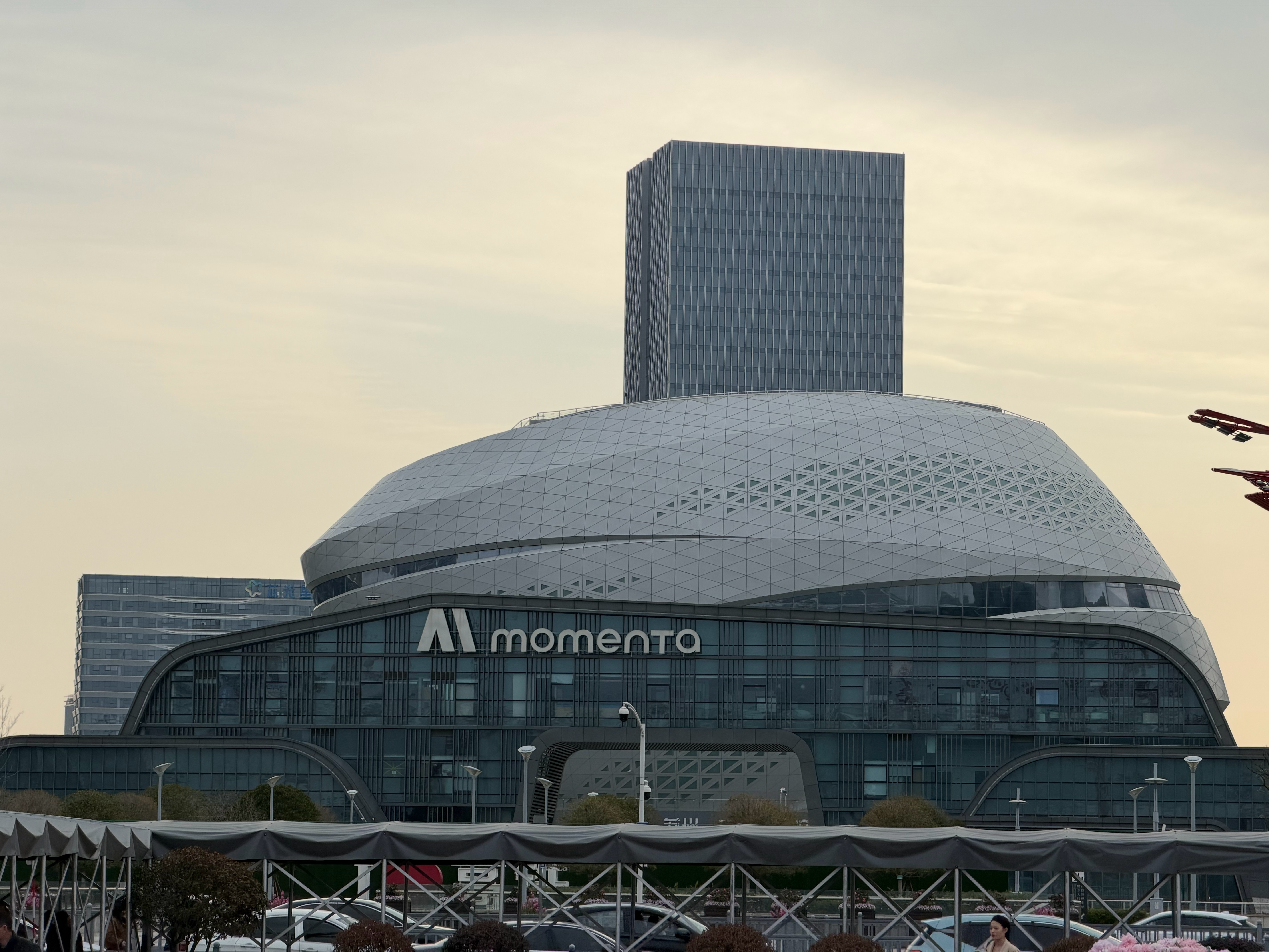 Momenta现在真是车企的心头好，而且位置就在高铁站的马路对面，有项目提前15