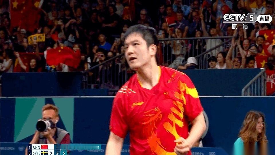 樊振东这哥们儿，算是把“反差萌”给玩明白了。
球场上是头小猛虎，眼神能杀人，打法