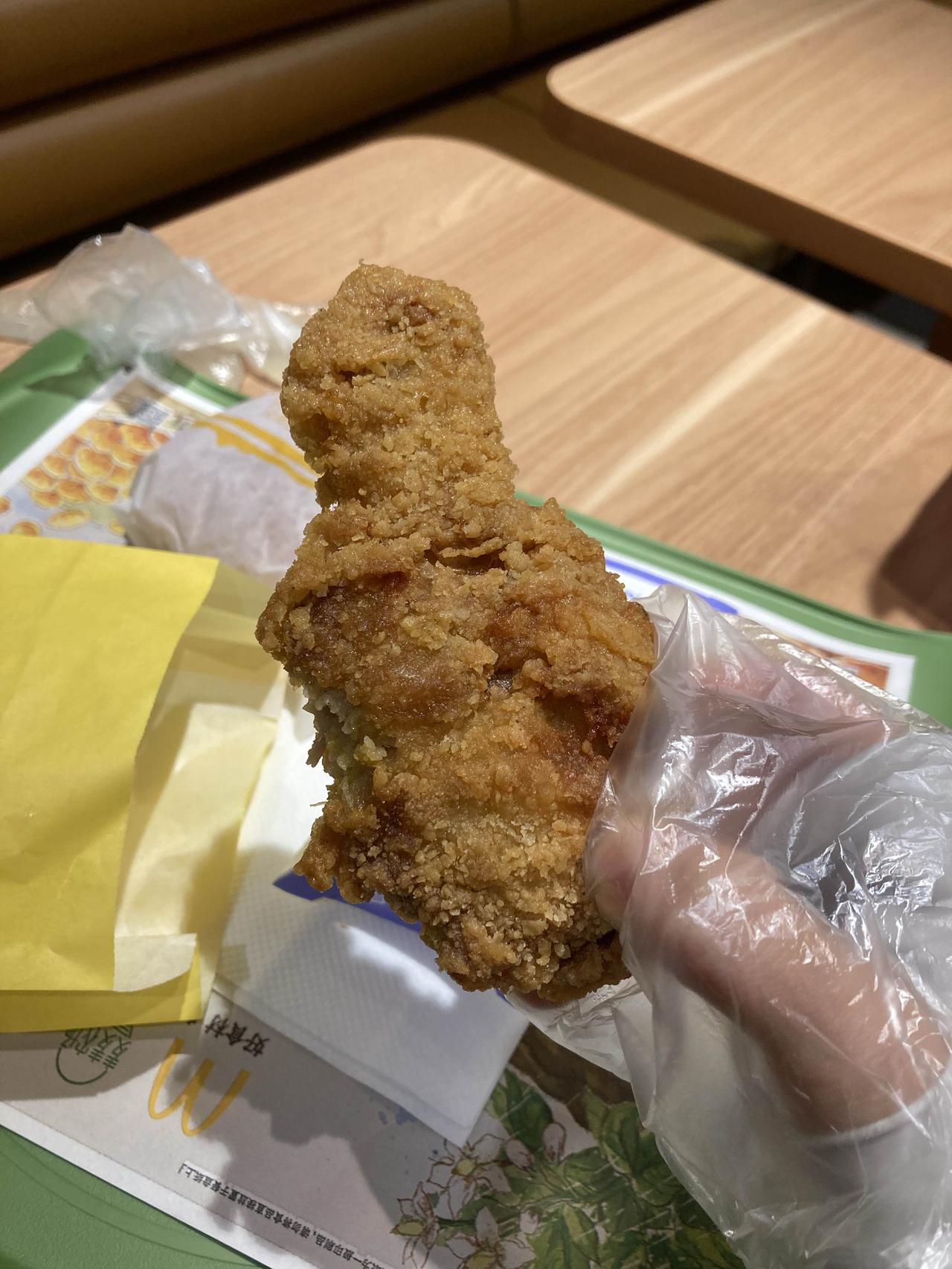 选了好半天，花了24.8。

双吉士汉堡套餐14.9，要的堡和派。9.9买了一个