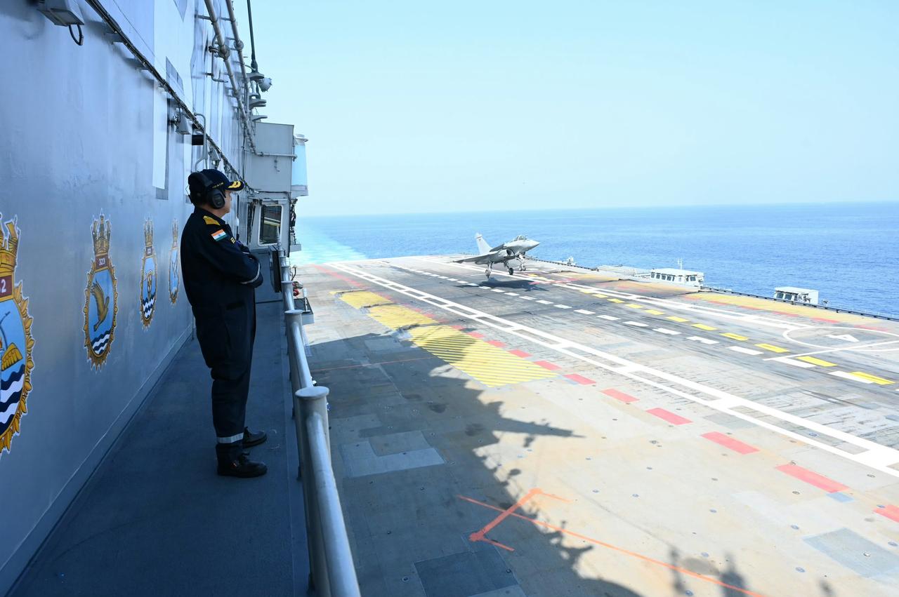 法国海军飞行员驾驶“阵风”M舰载战斗机日前在印度“维克兰特”航母上进行了首次着舰