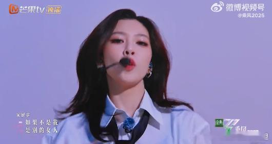 张小婉蝎子踢 张小婉的蝎子踢是舞台上最耀眼的亮点！身姿轻盈却力量十足，蝎尾腿踢出