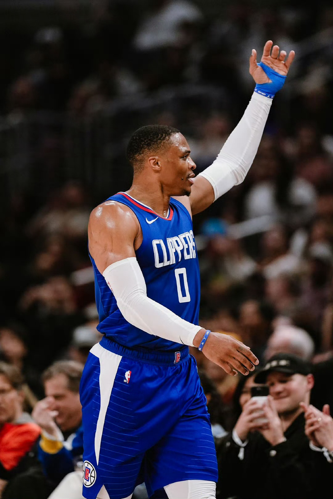 威少半场表现：投篮6中4，三分1中1，拿下9分8篮板12助攻2抢断，正负值+32