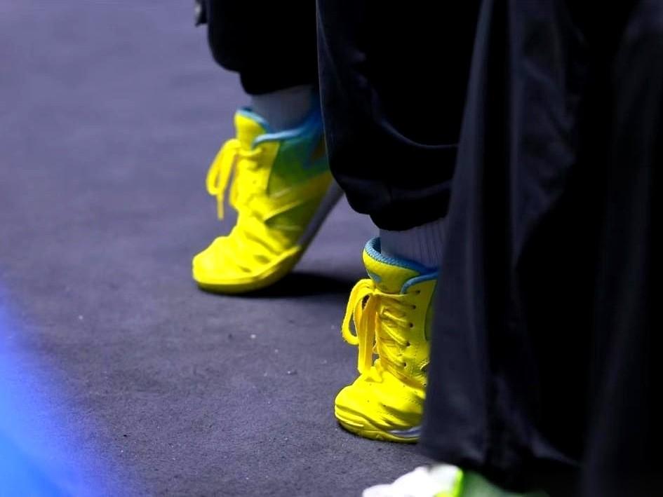 输了全运会单打，丢了团体。
就这，转头就接了个香水广告。
你说这事儿，放眼整个体