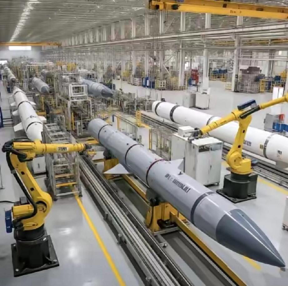 伤害性很大，侮辱性更强。中国罕见地公开了PL-15导弹的全自动生产线，号称一天的