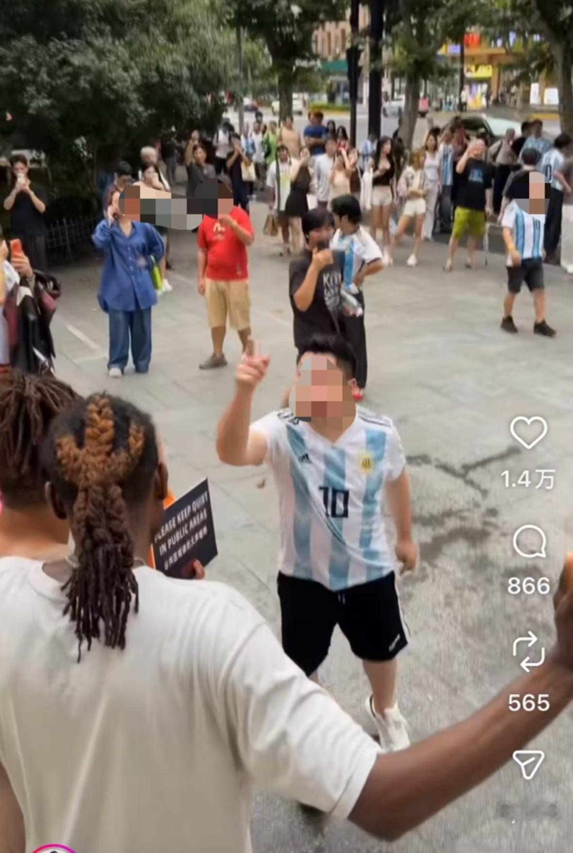 这几位梅西球迷怎么回事，就因为阿根廷输球，就因为人家庆祝西班牙夺冠，就和外国人吵