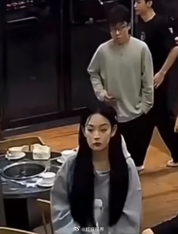 疑似周周小可爱陈泽领证网友曝周周小可爱和陈泽领证了，而且陈泽也从东北搬到杭州，曝