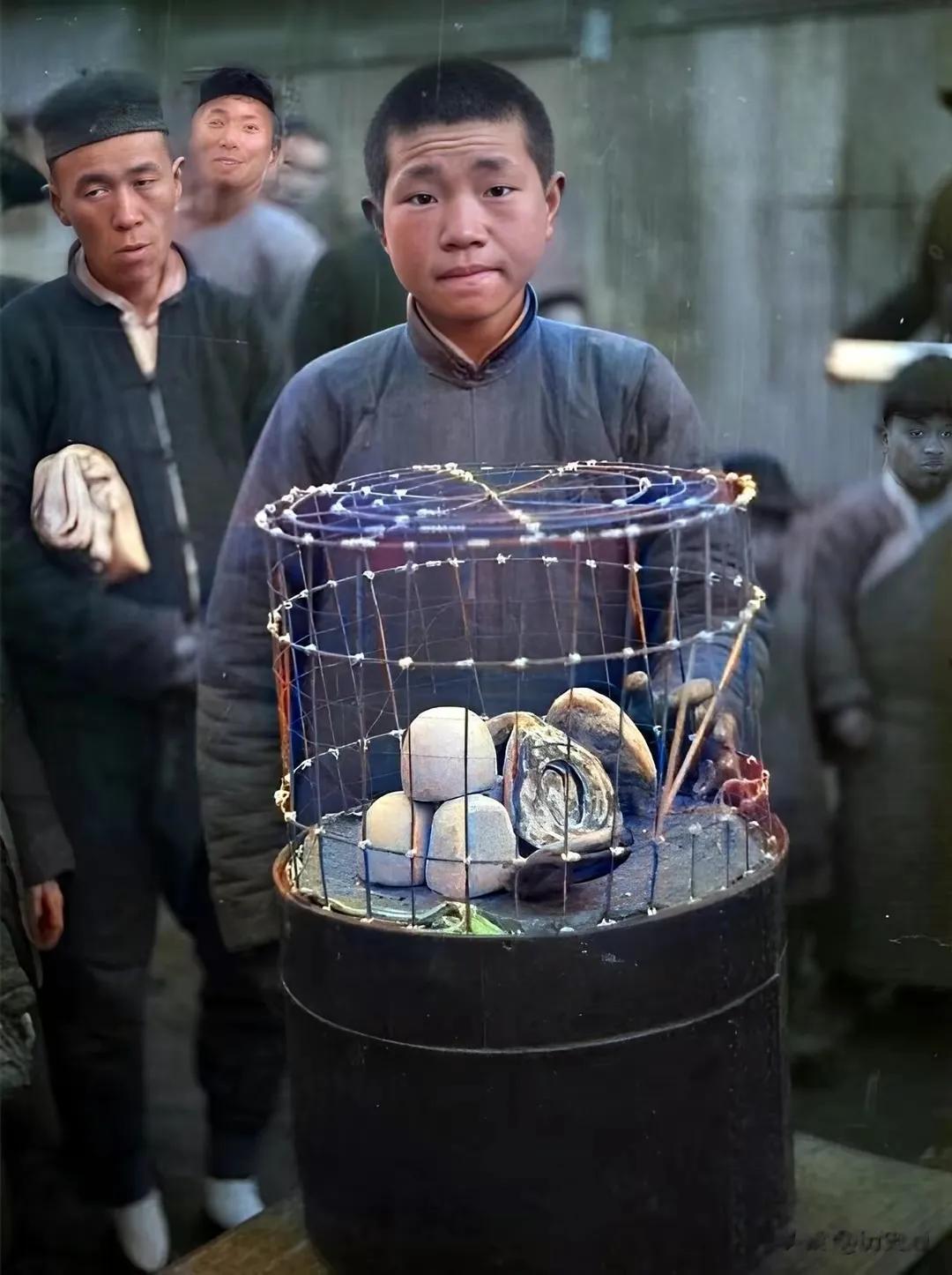 1942年，河南开封，大饥荒期间，一个小贩用铁网把自己售卖的窝头盖起来，他深知这