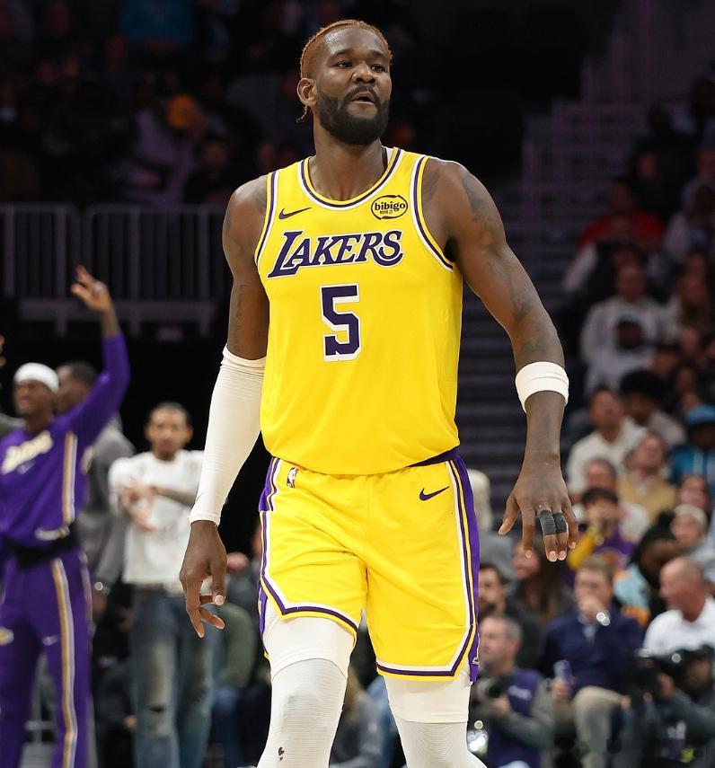 今日湖人球员艾顿在球队训练后接受了媒体采访。记者：“你们遭遇了三连败，所有人都觉