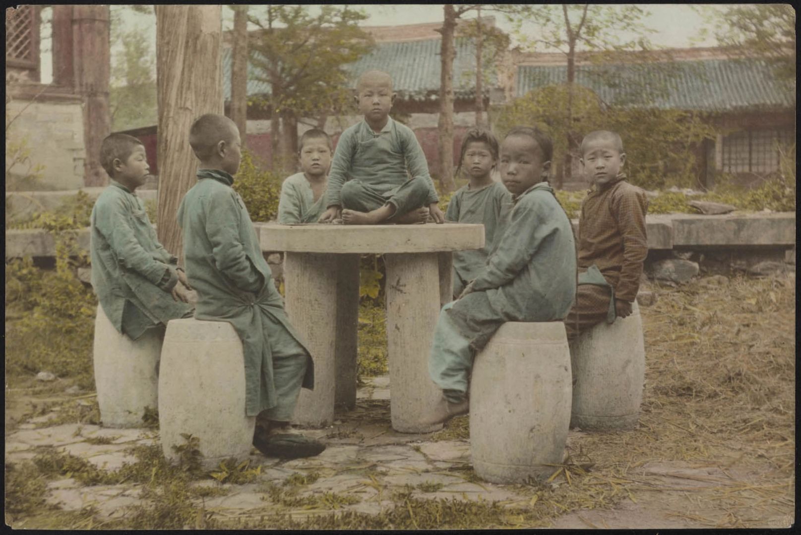 雍和宫里玩耍的孩子们｜1910年
