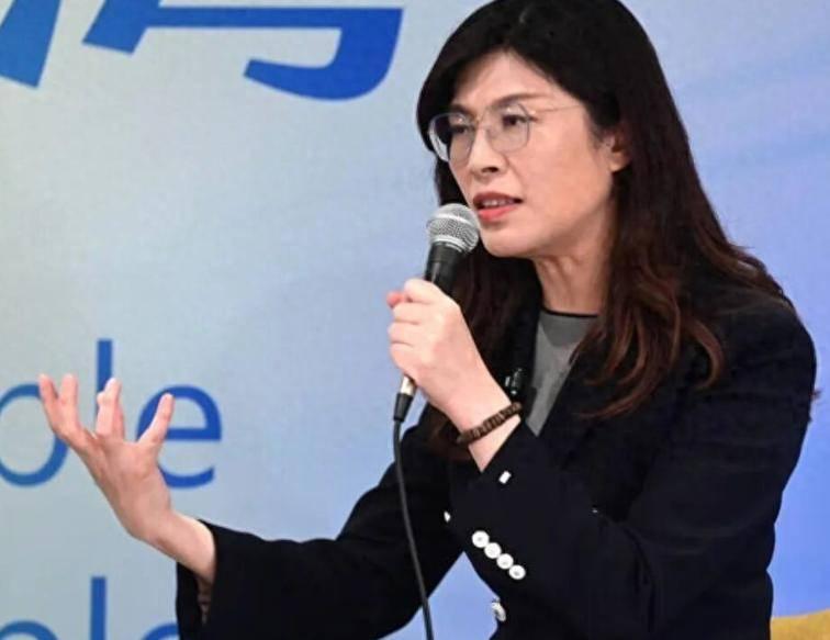 近日，郑丽文就参加日本驻台代表专门安排捐款仪式接受了记者采访，在采访中她竟然回应