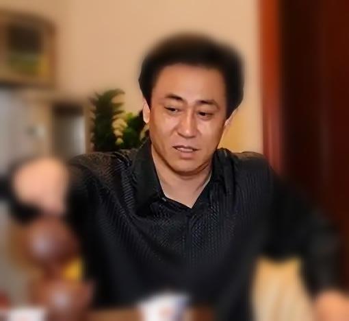许老板满头白发的样子真的是认不出来了，曾经的他是多么的意气风发。

恒大最风光的