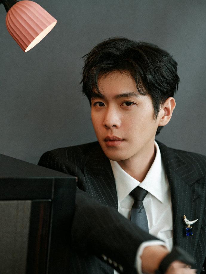 张若昀乘风背后的男人 不看不知道，一看全是合作旧识，张若昀才是浪姐舞台的隐藏纽带