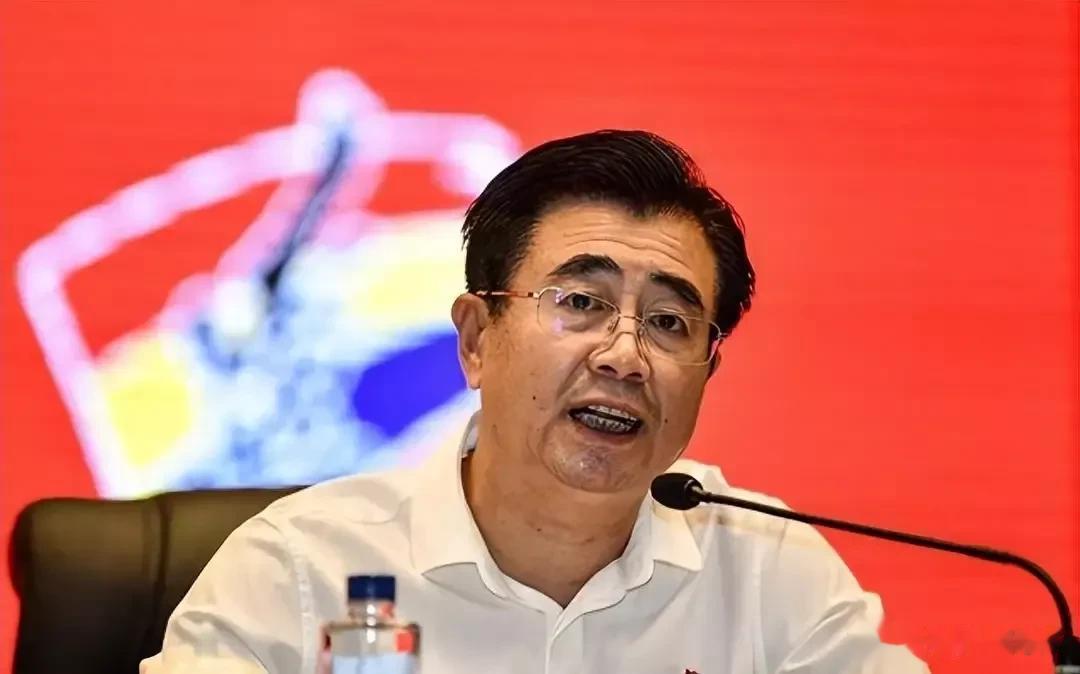 昨天，新上任的足协主席宋凯，在潍坊中青赛U15的决赛中，首次接受媒体的采访。
采