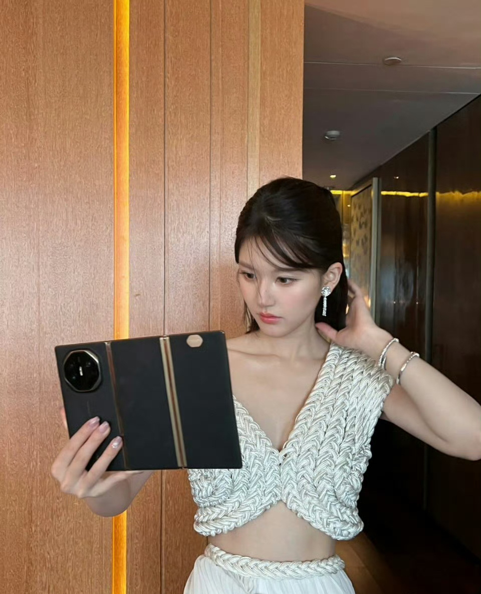 赵露思也水灵灵的用上了三折叠[doge]图2这个拍照功能俘获了好多美女的心吧[思