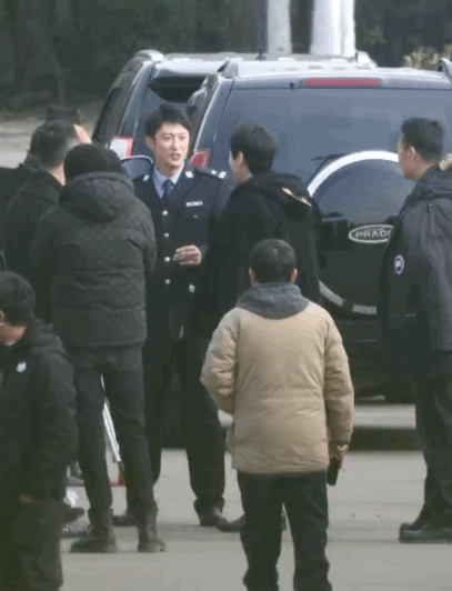 哥俩今天主打一个反差。。。。好吧其实也没有多反差，一个打着哈欠保温杯里泡枸杞，一