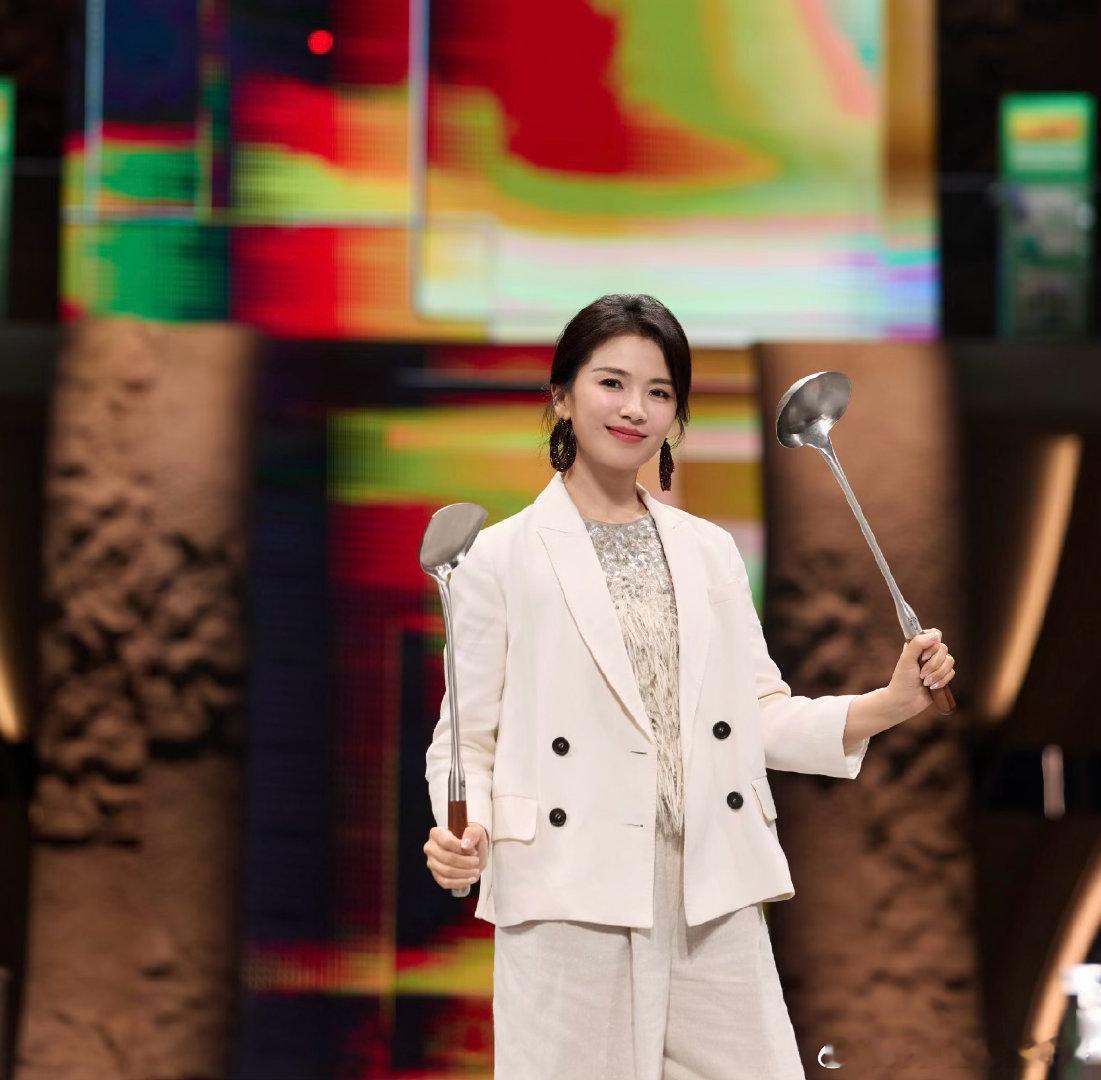 潘玮柏被经纪人连发三个少吃点百厨大战🤣潘玮柏节目狂炫一桌美食，经纪人远程三连提