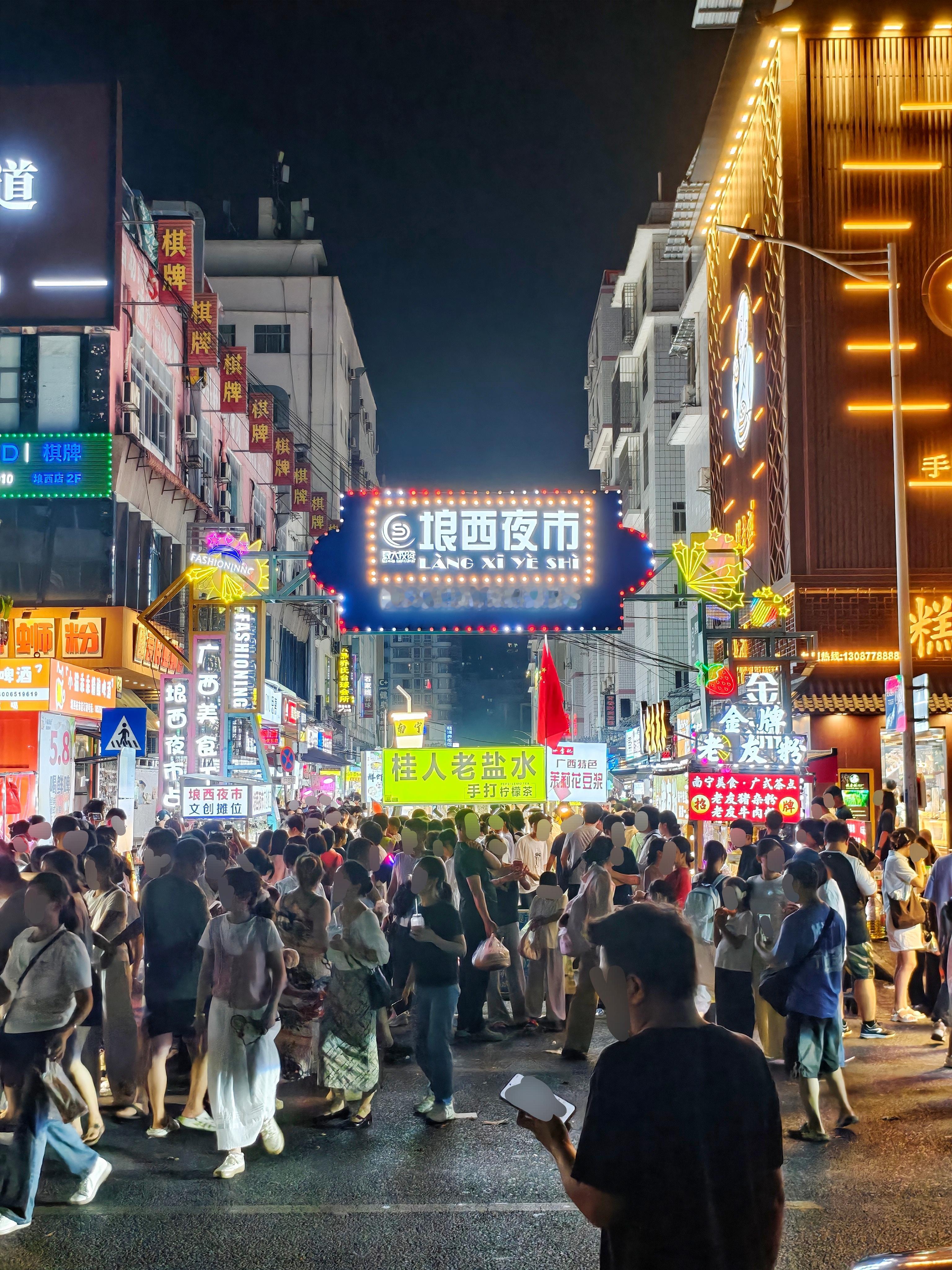 姥姥头说想吃海鲜，于是下楼来跟游客挤了。。路过正街感觉就算能挤进去也无法呼吸[哆